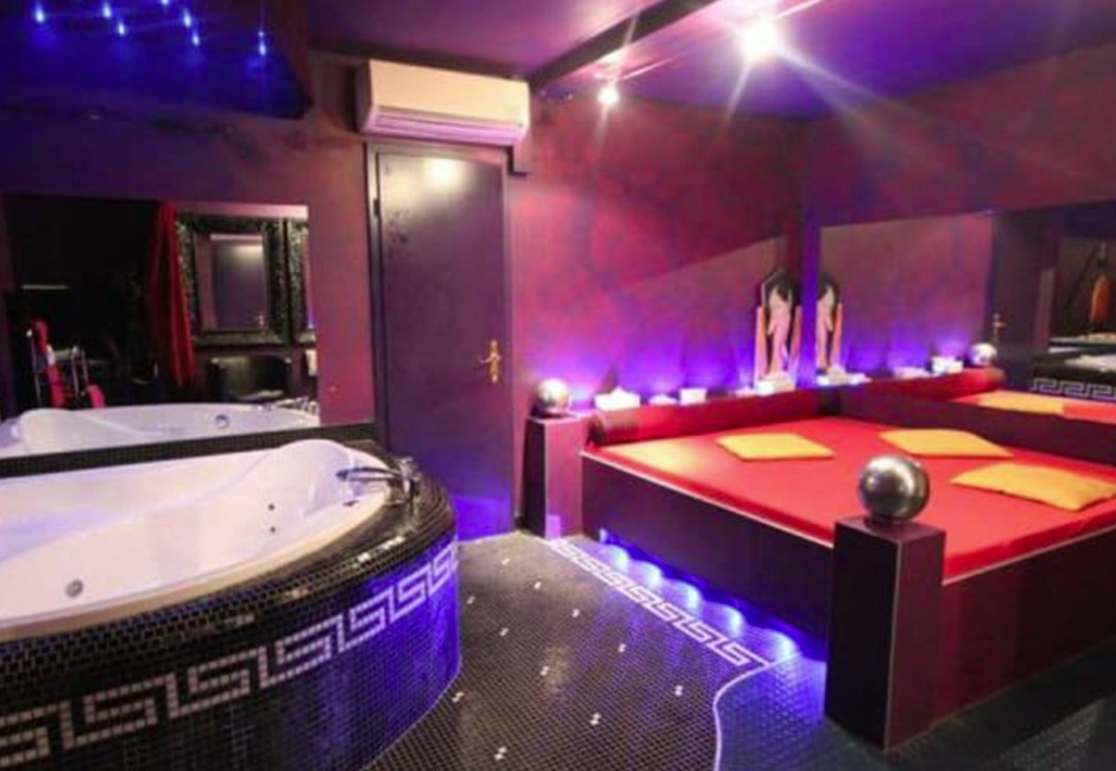 club escortes vaud with jacuzzi room