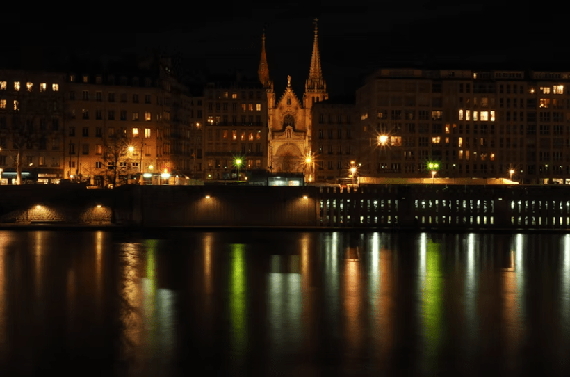 Escort girl Lausanne – soirée élégante dans le quartier du Flon
